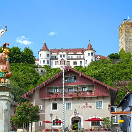 Hofwirt mit Schloss