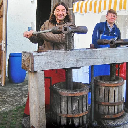 Markus und Alois an der Obstpresse