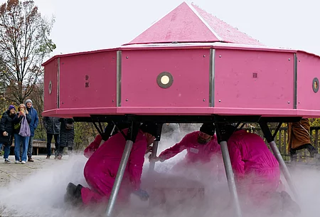 Bild zur Ufo-Installation der Künstlergruppe PINKPARADISE
